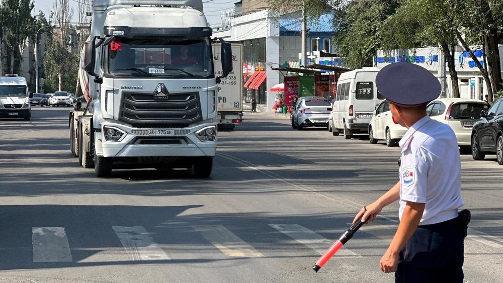 Рейды против перегруза в Бишкеке: при +28 °C движение тяжелым фурам запрещено изображение публикации