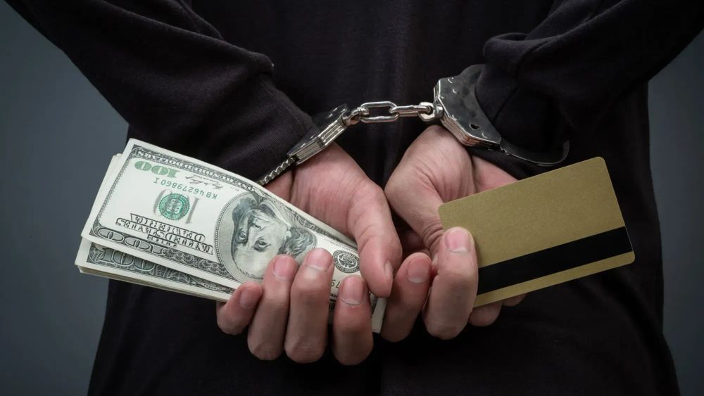 В КР приняли законопроекты о защите граждан от финансового мошенничества в первом чтении изображение публикации