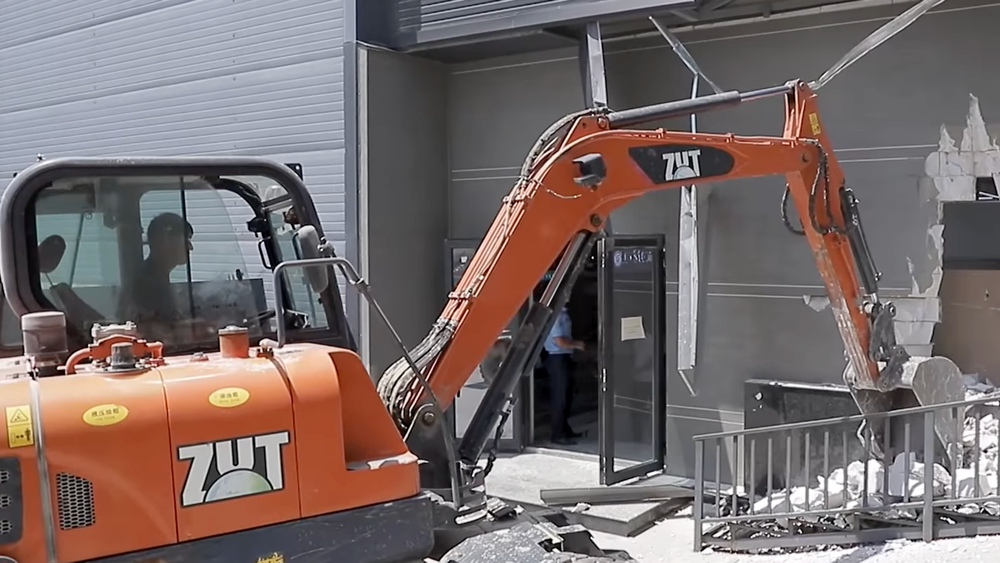 В Оше сносят часть ТЦ Maxcom – он построен на канале Увам изображение публикации