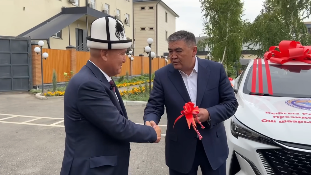 Камчыбек Ташиев вручил мэру Оша автомобиль от имени президента изображение публикации