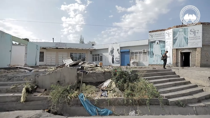 В Оше освобождают территорию старого рынка и берегов Ак-Бууры изображение публикации