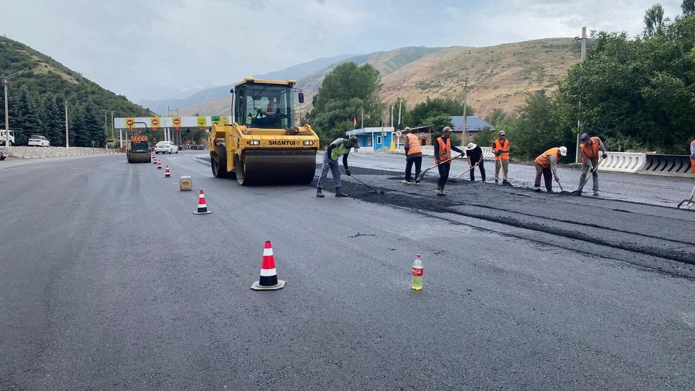 На КПП «Сосновка» укладывают новый асфальт и расширяют проезды изображение публикации