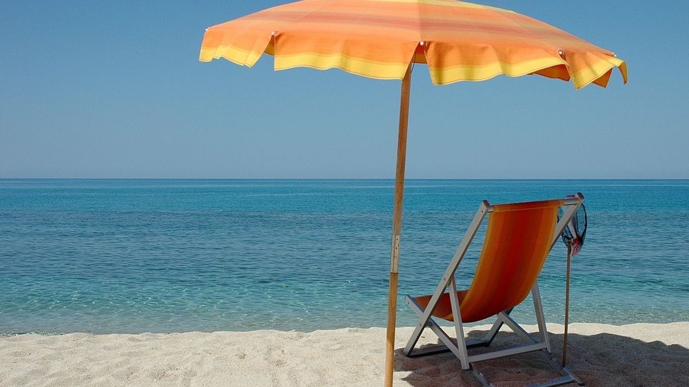 На пляже в Бостери зонты стоят 100 сомов, а не 400 – отдыхающих предостерегли от переплаты изображение публикации