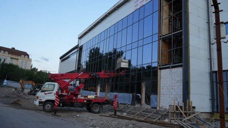 Мэр Бишкека проинспектировал строительство малой спортивной арены изображение публикации