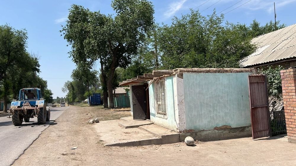 Снесли и оштрафовали – вдоль дороги Манас – Камышановка снесли два незаконных павильона изображение публикации