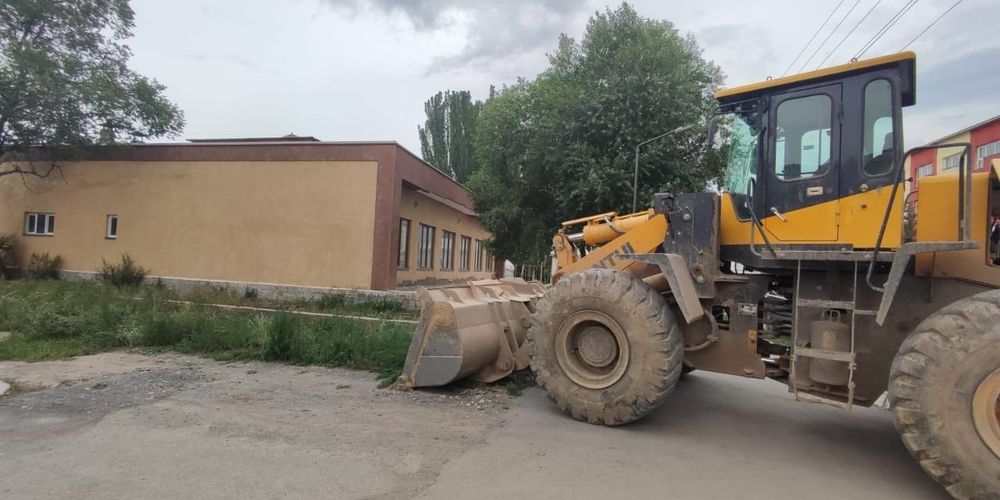 В Нарыне продолжается снос незаконных построек, мешающих дорожным работам изображение публикации
