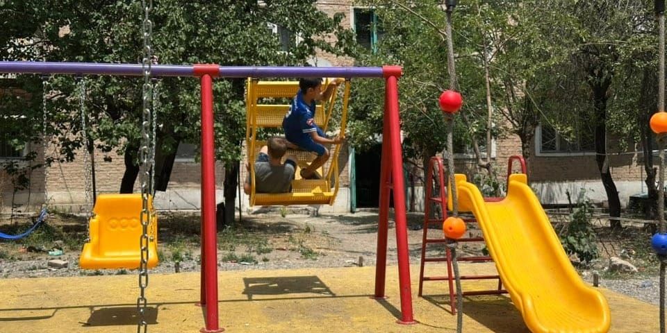 В Оше строят 50 детских площадок во дворах многоэтажек изображение публикации