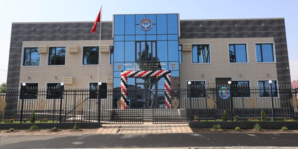 В Бишкеке открыли новое здание полка милиции и передали 16 авто – до конца лета введут еще 40 объектов изображение публикации
