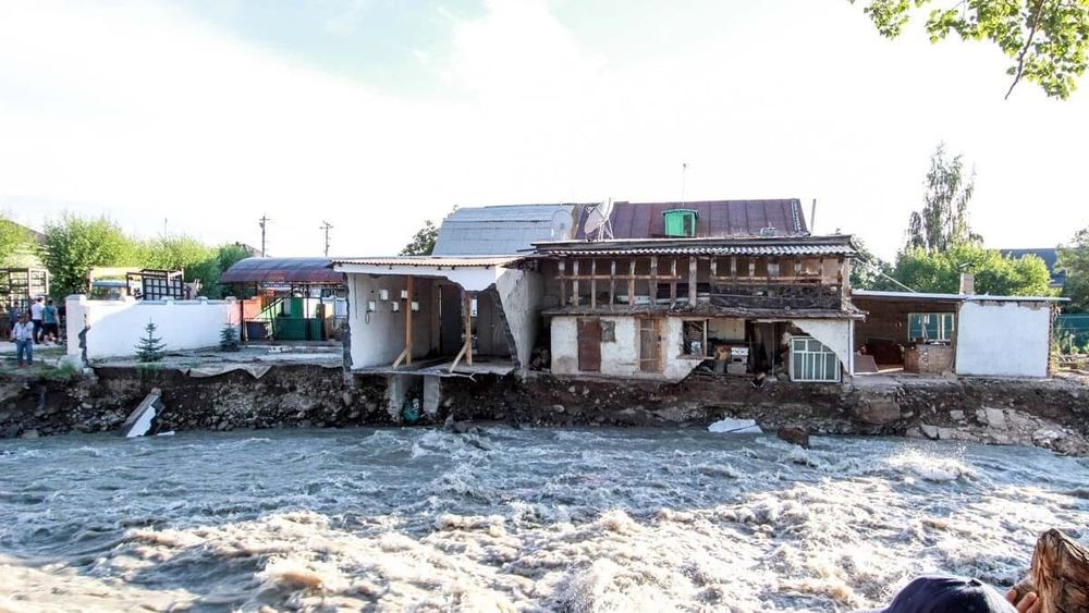 В КР запустят страховой пул, чтобы гарантировать восстановление жилья после катарстроф изображение публикации