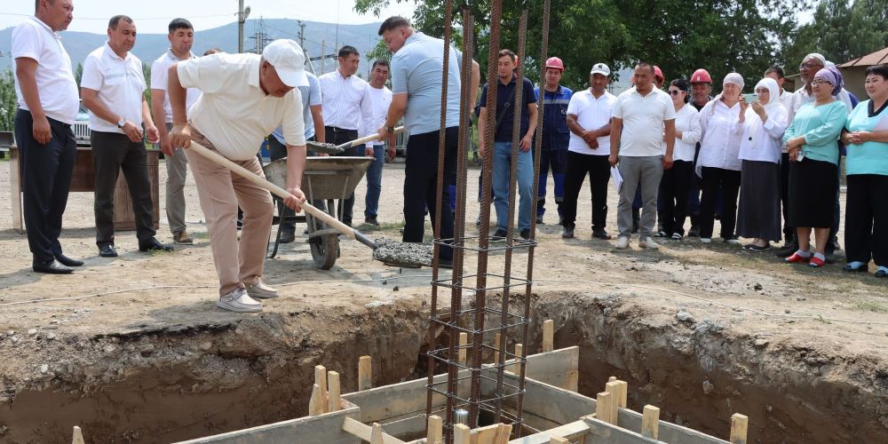 Вручил авто, заложил капсулу и открыл диспетчерский центр — итоги визита главы Минэнерго в Джалал-Абадскую область изображение публикации