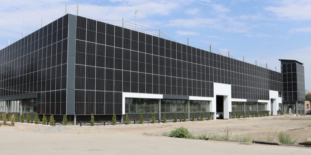 Компания инвестировала $1.1 млн в солнечную электростанцию на крыше и фасаде офиса в Бишкеке изображение публикации