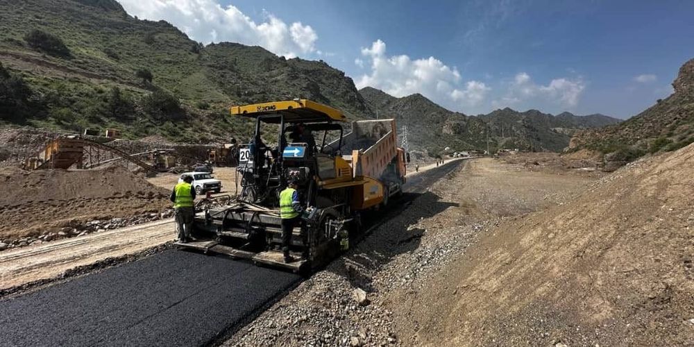 На дороге Ала-Бука – Жаны-Базар – Кировка уложили более 50 км асфальта изображение публикации