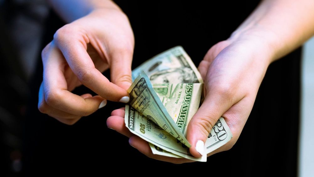 Житель Оша оштрафован на 17.5 тысячи сомов за нелегальный обмен валют изображение публикации