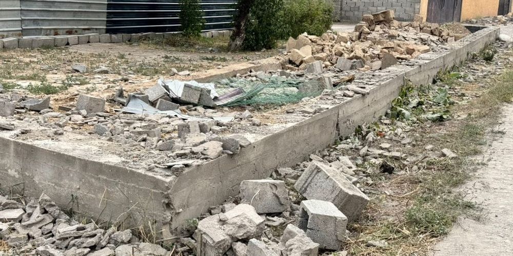 В Нарыне демонтировали незаконные постройки, вышедшие за «красную линию» изображение публикации