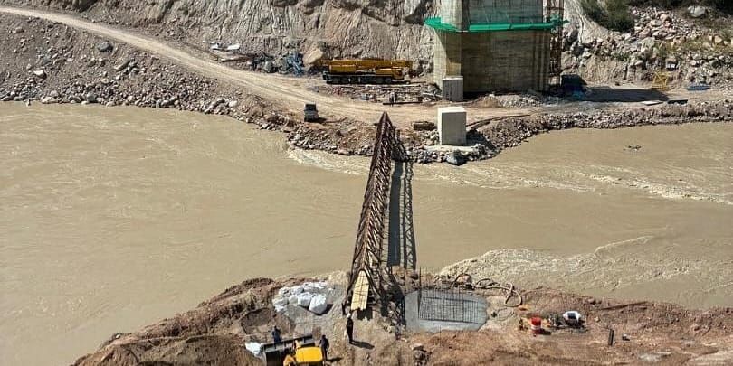 На Камбар-Атинской ГЭС-1 построили временный мост через реку Нарын изображение публикации