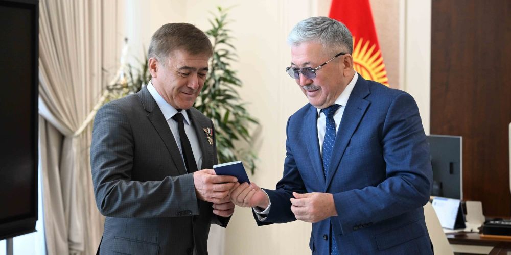 Адылбек Касымалиев вручил паспорт гражданина КР космонавту Салижану Шарипову изображение публикации