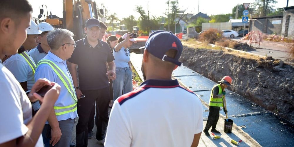 Низкие темпы и отсутствие рабочих: мэр Бишкека раскритиковал подрядчика реконструкции теплосетей на ул. Фрунзе изображение публикации
