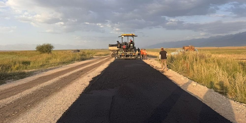 На трассе Ат-Башы – Кында – Торугарт укладывают асфальт на участке длиной 2 км изображение публикации