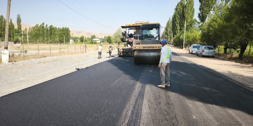 На трассе Озгон – Мырза-Аке – Кара-Кулжа начали укладку асфальта изображение публикации