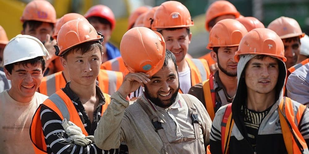 Для мигрантов в РФ ввели новые госпошлины на миграционные услуги – МИД изображение публикации