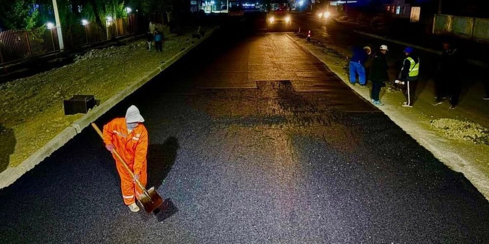 Мэрия Нарына продолжает укладку асфальта на улице Шералиева – фотоотчет изображение публикации