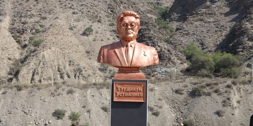 На Курпсайской ГЭС открыли памятник Турдакуну Усубалиеву изображение публикации