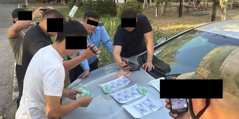 В Бишкеке задержали сотрудников Налоговой по подозрению в вымогательстве взятки изображение публикации