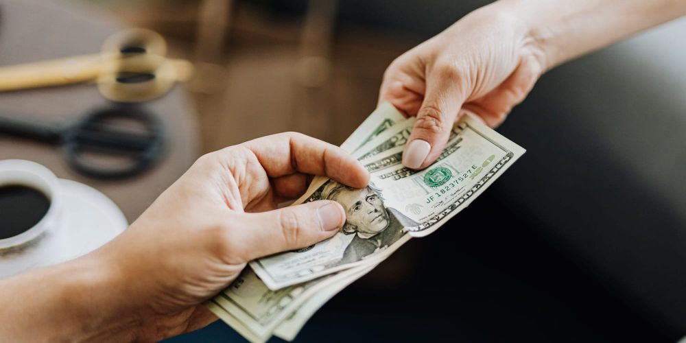 Житель Токмока получил штраф в 17.5 тысячи сомов за незаконный обмен валют изображение публикации