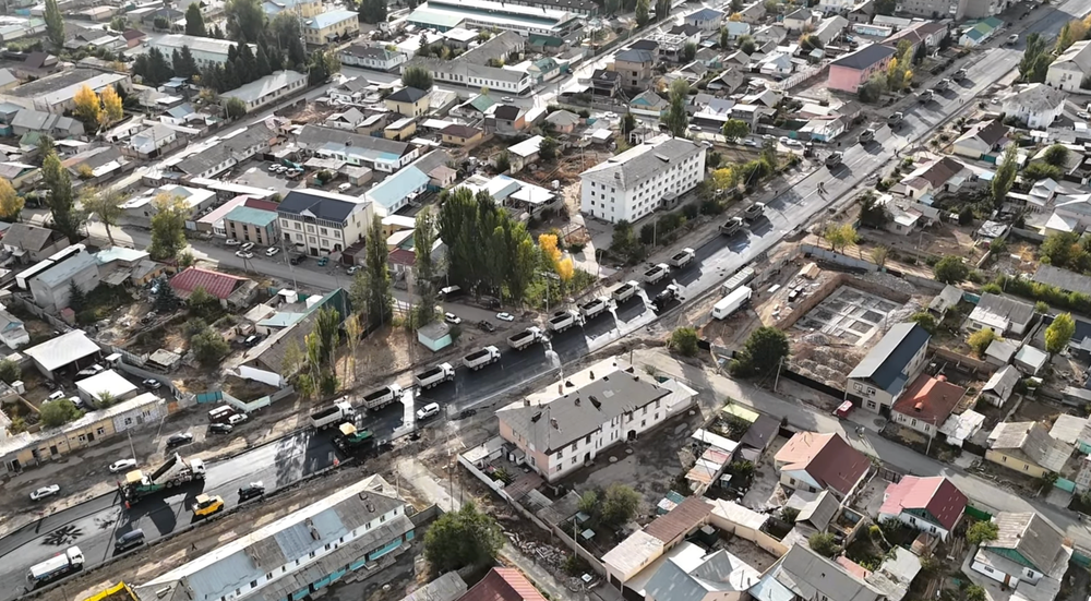 На центральной улице Нарына начали укладку второго слоя асфальта – Минтранс изображение публикации