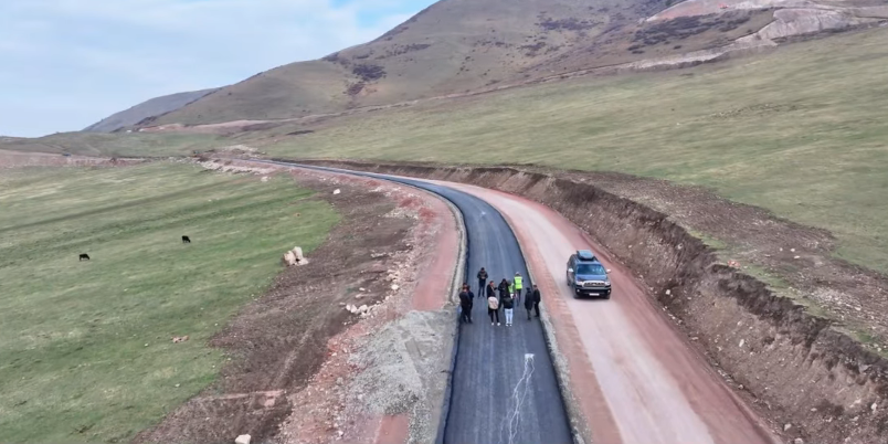 На трассе Арашан – Чункурчак уложены первые 400 метров асфальта — Минтранс изображение публикации