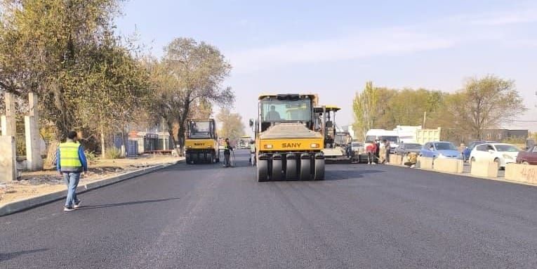 На трассе Бишкек – Кант – Токмок завершают укладку первого слоя асфальта изображение публикации