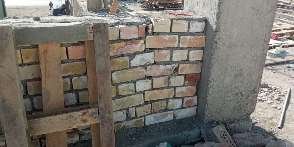 В Токтогуле демонтировали неправильно возведенные конструкции торгового центра изображение публикации