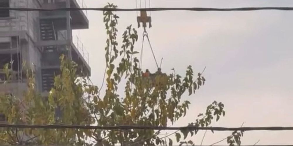 На стройке в Бишкеке рабочих поднимали краном — компанию оштрафовали на 200 тысяч сомов изображение публикации