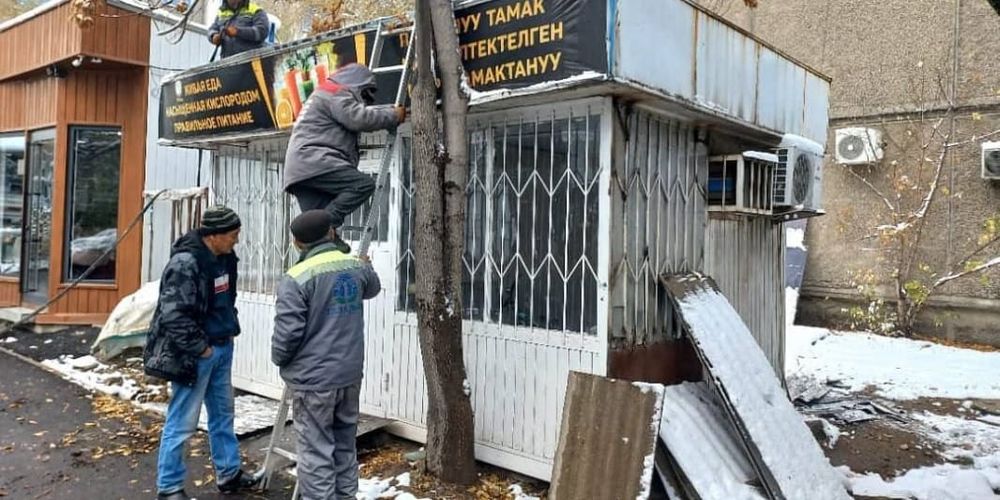 В Бишкеке демонтировали 126 незаконных рекламных щитов изображение публикации
