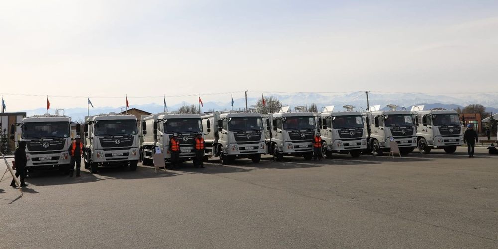 Ташиев передал Балыкчы 36 единиц коммунальной техники на 100 млн сомов изображение публикации
