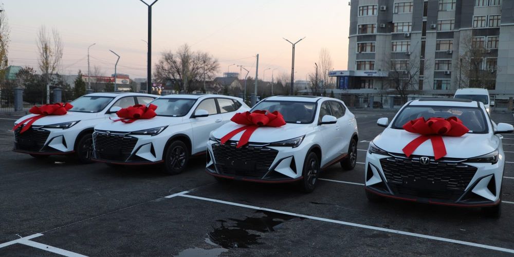 Камчыбек Ташиев передал Наццентру охраны материнства и детства 10 автомобилей изображение публикации