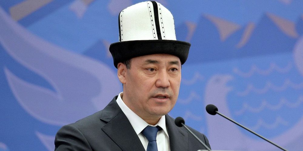 С 1 апреля 2026 года зарплаты учителей и врачей в КР повысят на 100% — Жапаров изображение публикации