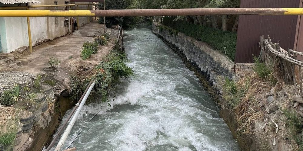Компания в Оше незаконно заняла водоохранную зону канала «Жекелик» и получила серию штрафов изображение публикации