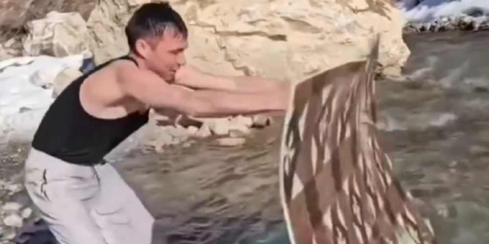 Мыл ковролин в реке: в Ошской области автора ролика оштрафовали на 10 тысяч сомов изображение публикации