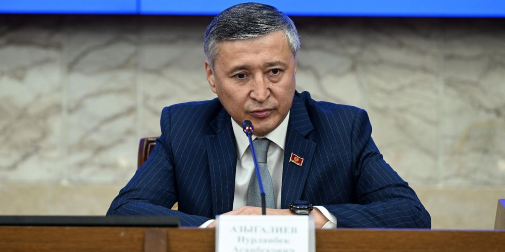 Седьмой за месяц: Нурланбек Азыгалиев досрочно сдал мандат депутата ЖК изображение публикации
