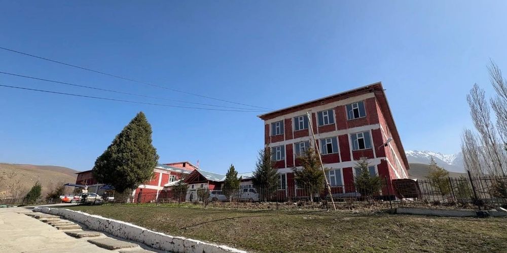 Впервые за 45 лет: в Кара-Суйском районе за 64 млн сомов капитально ремонтируют школу изображение публикации
