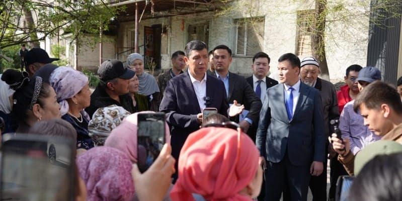 Аварийные дома на Фучика: мэр Бишкека предложил жильцам выбор между ГИК и ремонтом изображение публикации