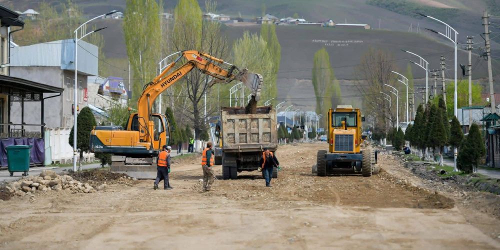 На ремонт дорог в Гүлчө выделили 340 млн сомов — Жапаров проверил ход работ изображение публикации