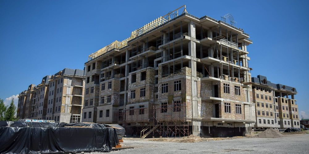 В Узгенском районе строят больницу на 350 коек и жилой комплекс на 970 квартир: когда сдадут объекты изображение публикации
