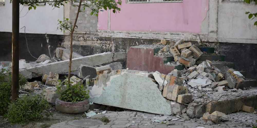 В Оше начали снос незаконных пристроек к многоэтажкам изображение публикации