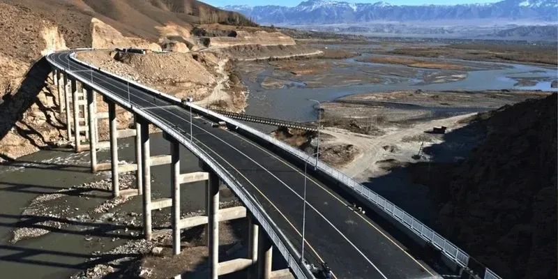 «Строили в спешке ради пиара»: Жапаров объяснил сдвиг сроков сдачи дороги Север — Юг на 2027 год изображение публикации