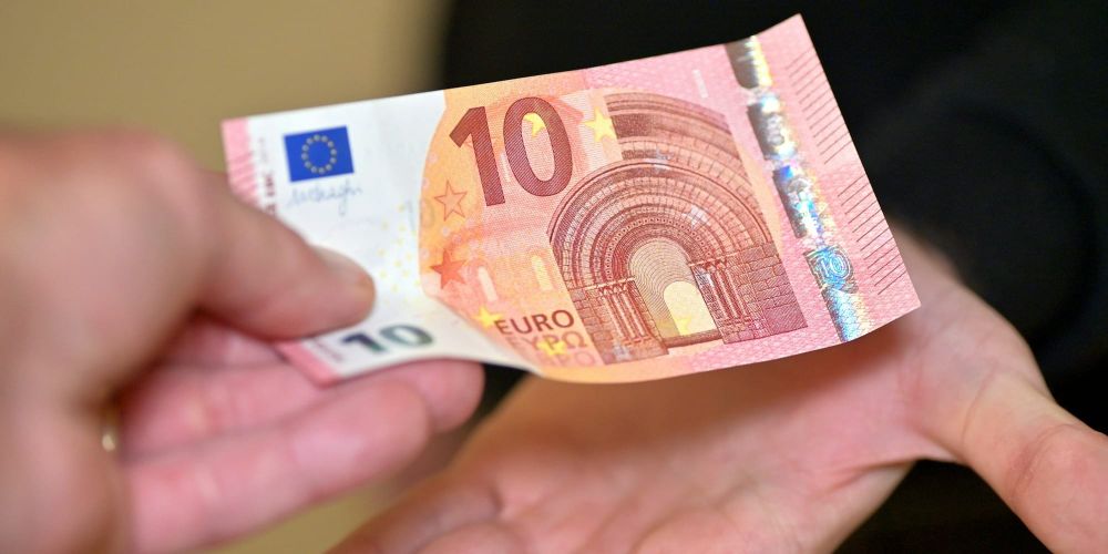 Нацбанк Кыргызстана приостановил лицензии двух обменок в Бишкеке и оштрафовал нелегалов изображение публикации