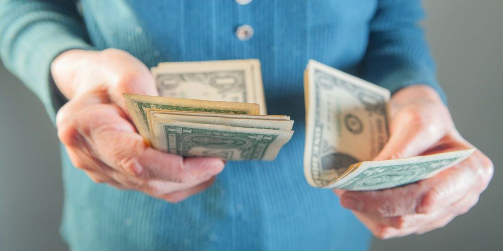 Нацбанк оштрафовал два обменных бюро в Бишкеке на 110 тысяч сомов изображение публикации