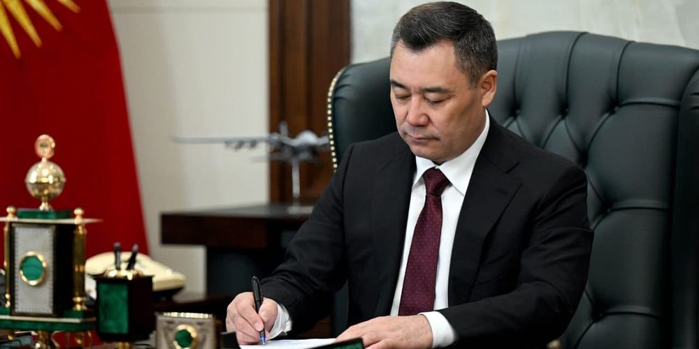 Садыр Жапаров подписал закон о госнаградах: какие звания упразднены в Кыргызстане изображение публикации