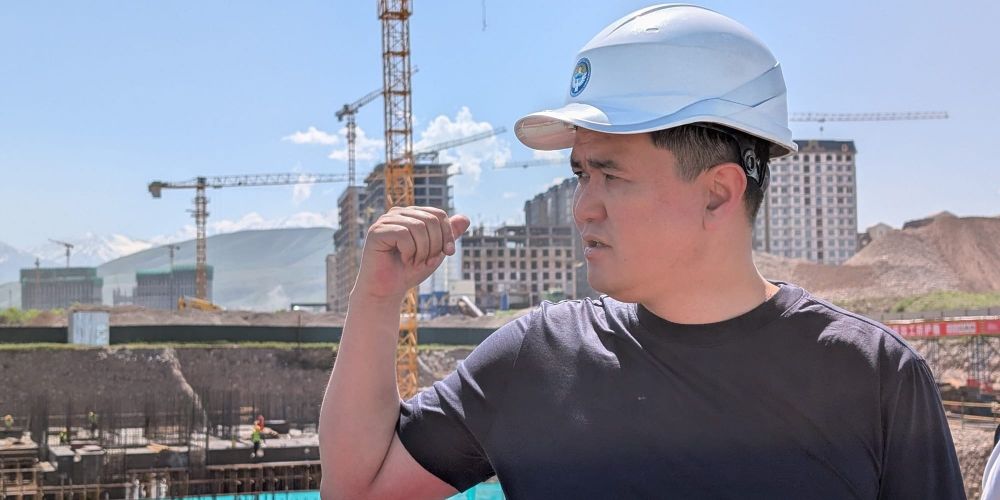 От школ до небоскребов: Нурдан Орунтаев показал журналистам крупные стройки Бишкека изображение публикации